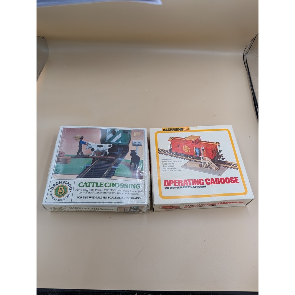 Bachmann HO Lot 2 #1428 Operating Caboose Pick-Platform & #1434 Cattle Crossing